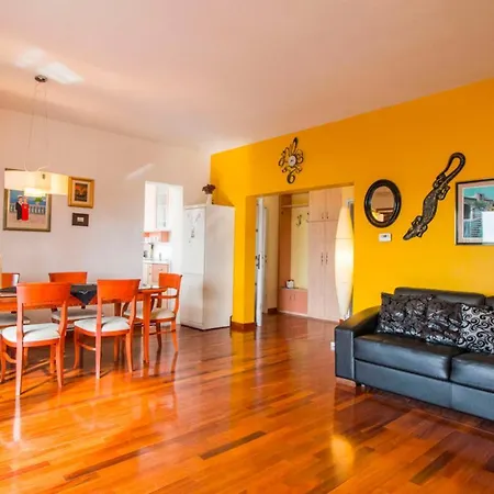 Nia With Pool Τρογκίρ