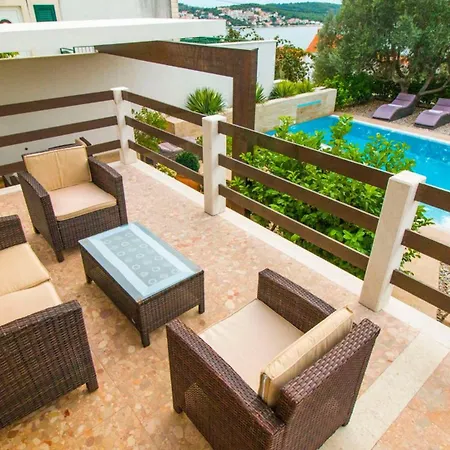 Nia With Pool Τρογκίρ