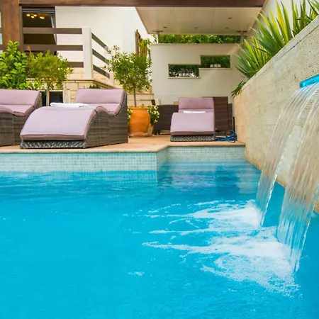 Nia With Pool Τρογκίρ