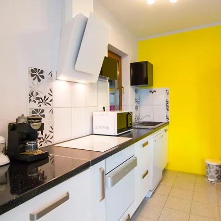 Nia With Pool * Τρογκίρ