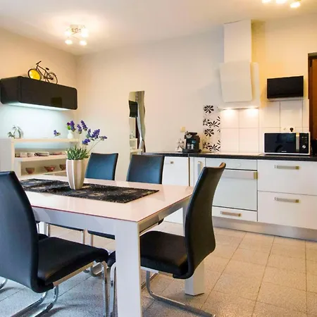 Apartman Nia With Pool Trogir