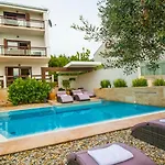 Apartman Nia With Pool *