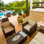 Nia With Pool Apartman *