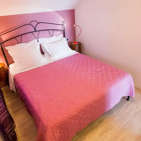 Nia With Pool Apartment