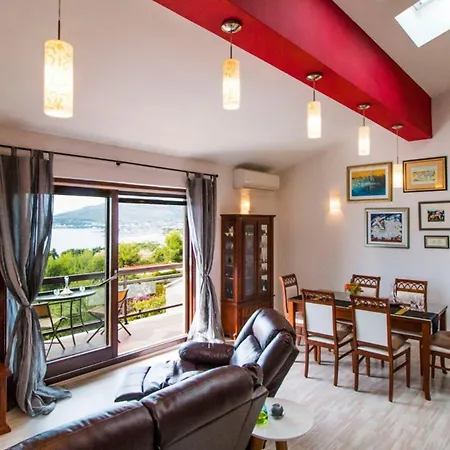 Nia With Pool Apartman Trogir