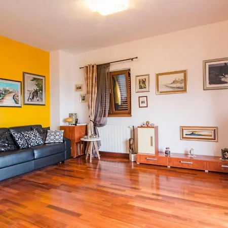 Apartman Nia With Pool *