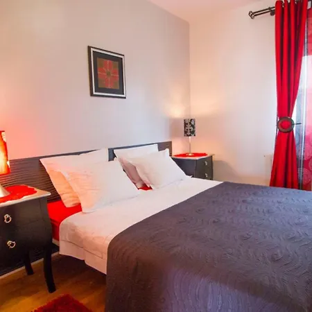 Apartment Nia With Pool Trogir