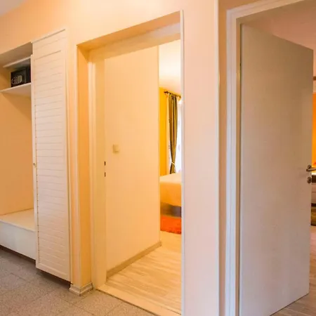 Nia With Pool Apartment