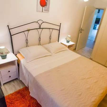 Apartment Nia With Pool Trogir