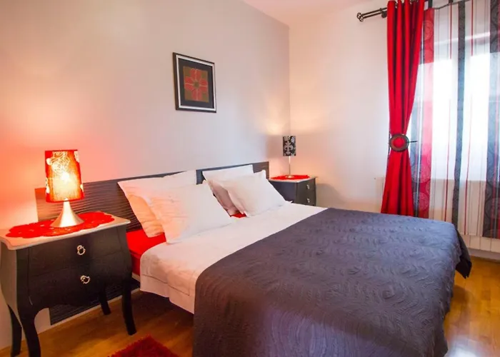 Apartment Nia With Pool Trogir